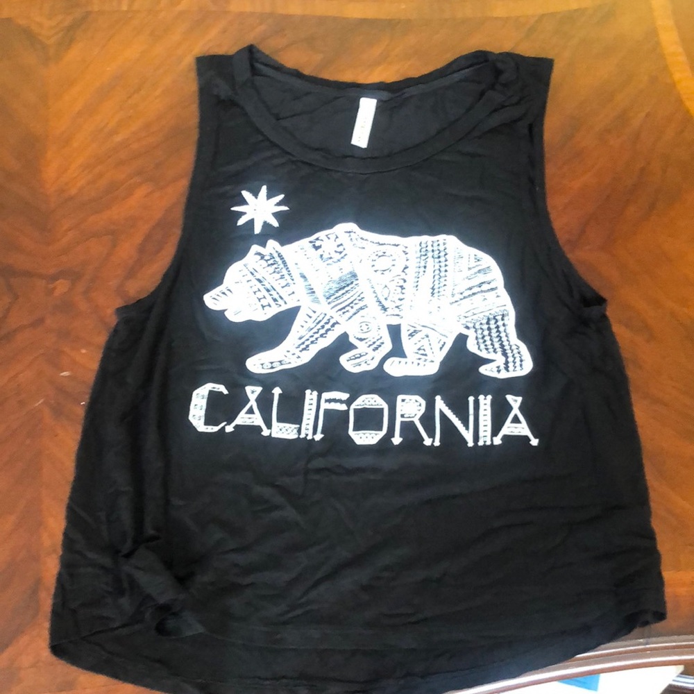 🌸great condition. No holes pet and smoke free home. California tank shirt